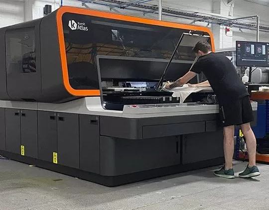 T-shirt printing on DTG machine