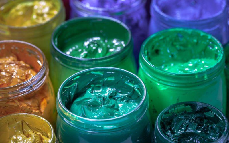 Pots of ink for textiles.