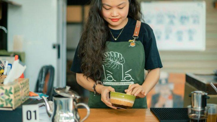 Cafe employee wearing an apron.
